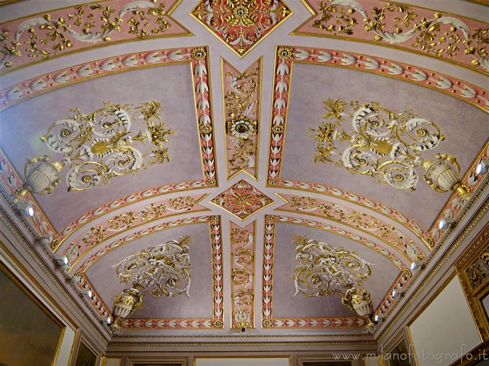 Milano - Soffitto decorato di una delle sale delle Gallerie d'Italia in Piazza Scala